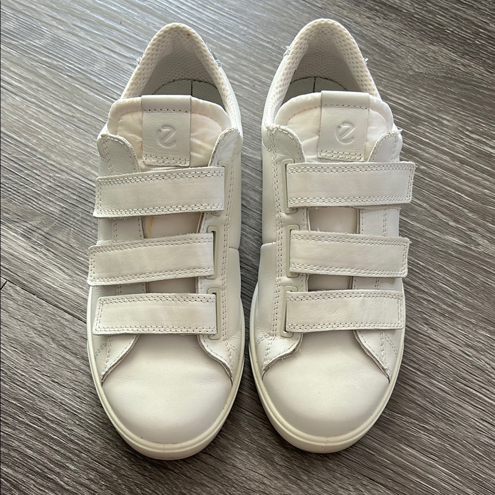 ECCO WOMEN'S STREET LITE THREE STRAP SNEAKER